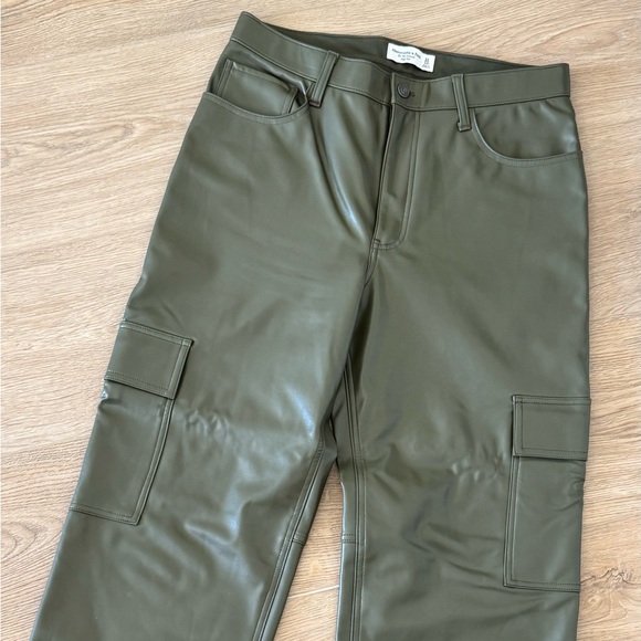 Abercrombie 90s Relaxed High Rise Faux Leather Cargo Pants - Picture 3 of 3